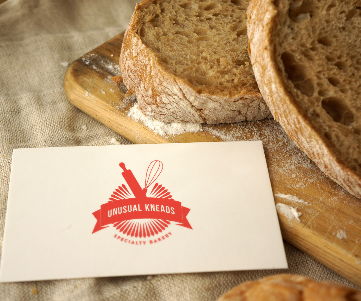 Diseño de Logo por daviddaviesgd para Unusual Kneads | Diseño #10190112