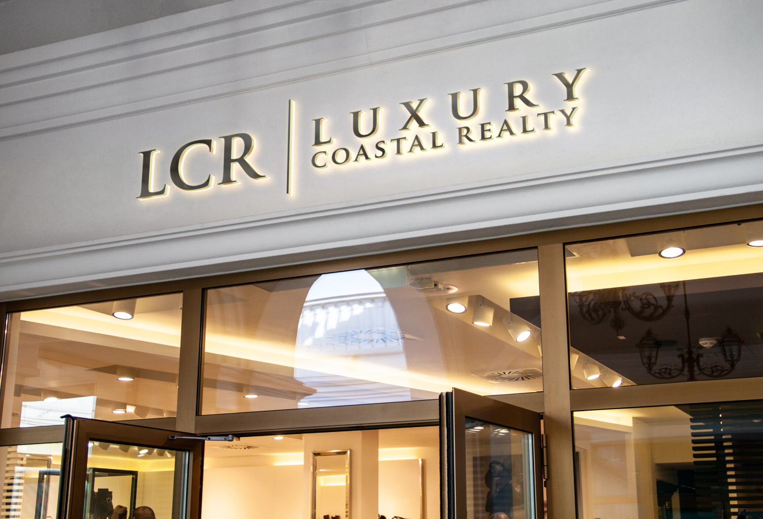 Diseño de Logo por DZAKIYYAH para Luxury Coastal Realty | Diseño: #14804792