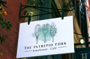 Diseño de Logo por Irina Makedonska para The Intrepid Fork | Diseño: #16002578