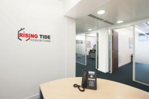 Logo-Design von Deziners Zone für Rising Tide Acquisitions | Design: #18438065