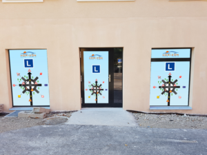 Posters for showcases and a door for a driving school In front of a university | Design Annonce  par ecorokerz