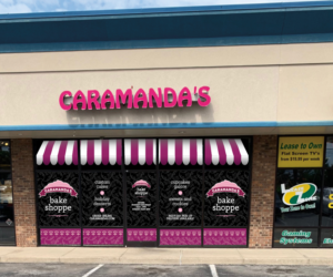 Store Front Signage for an Upscale Cake & Dessert Bakery | Design de Panneau par Bittersweet