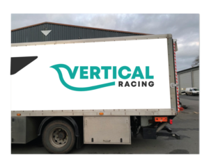 Vertical Racing | Diseño de Logo por Juli creation