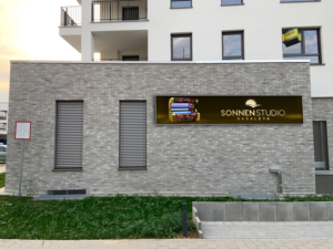 Werbung Fassade - Sonnenstudio | Werbe-Design von jeffdefy