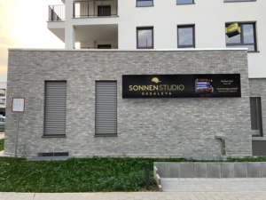 Werbung Fassade - Sonnenstudio | Werbe-Design von Akshar Shailesh