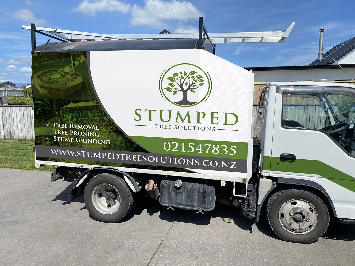 Diseño Gráfico por Deziners Zone para Stumped Tree Solutions | Diseño #27743535