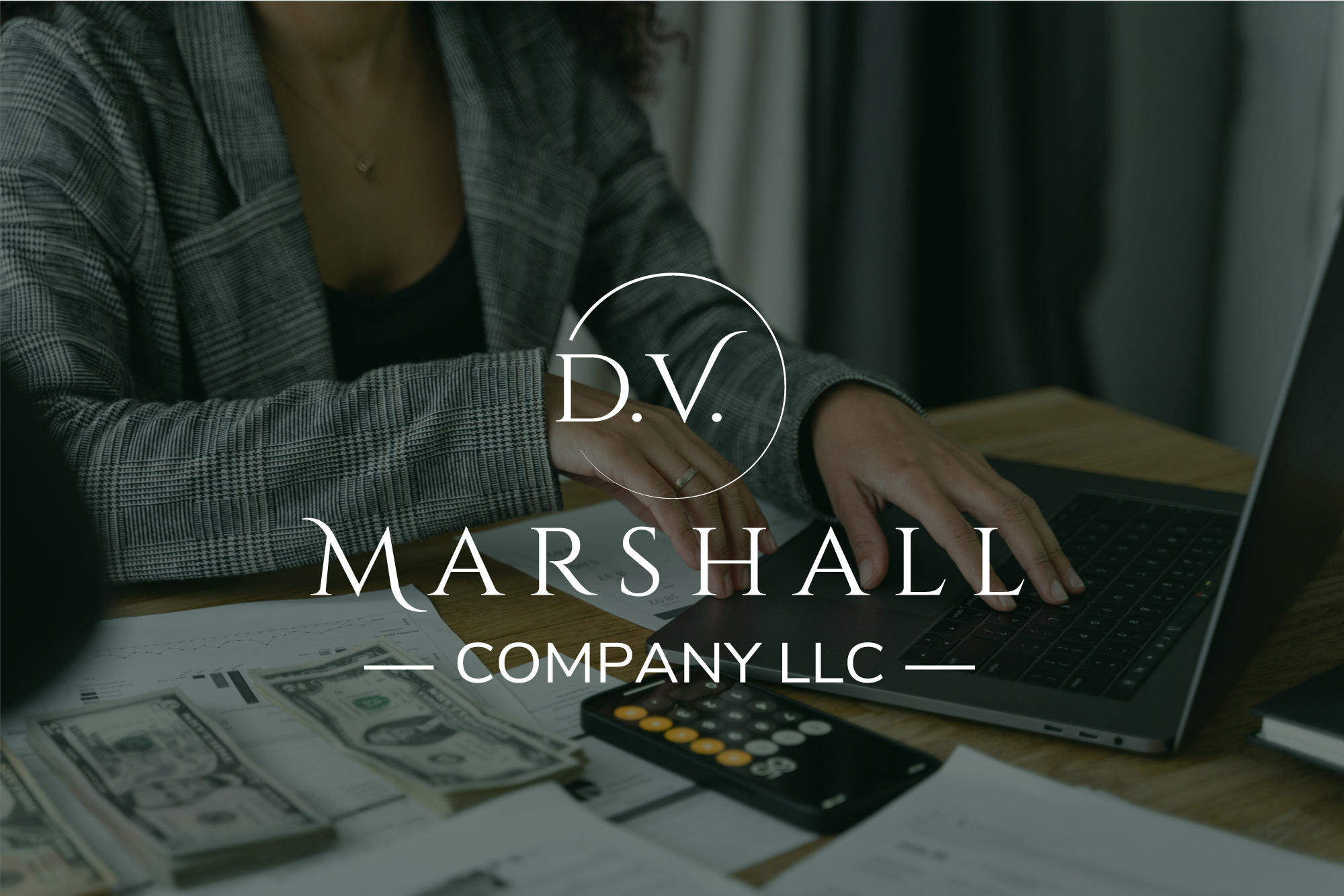 Design de Logo par zeykan pour D.V. Marshall Company LLC | Design #33504932
