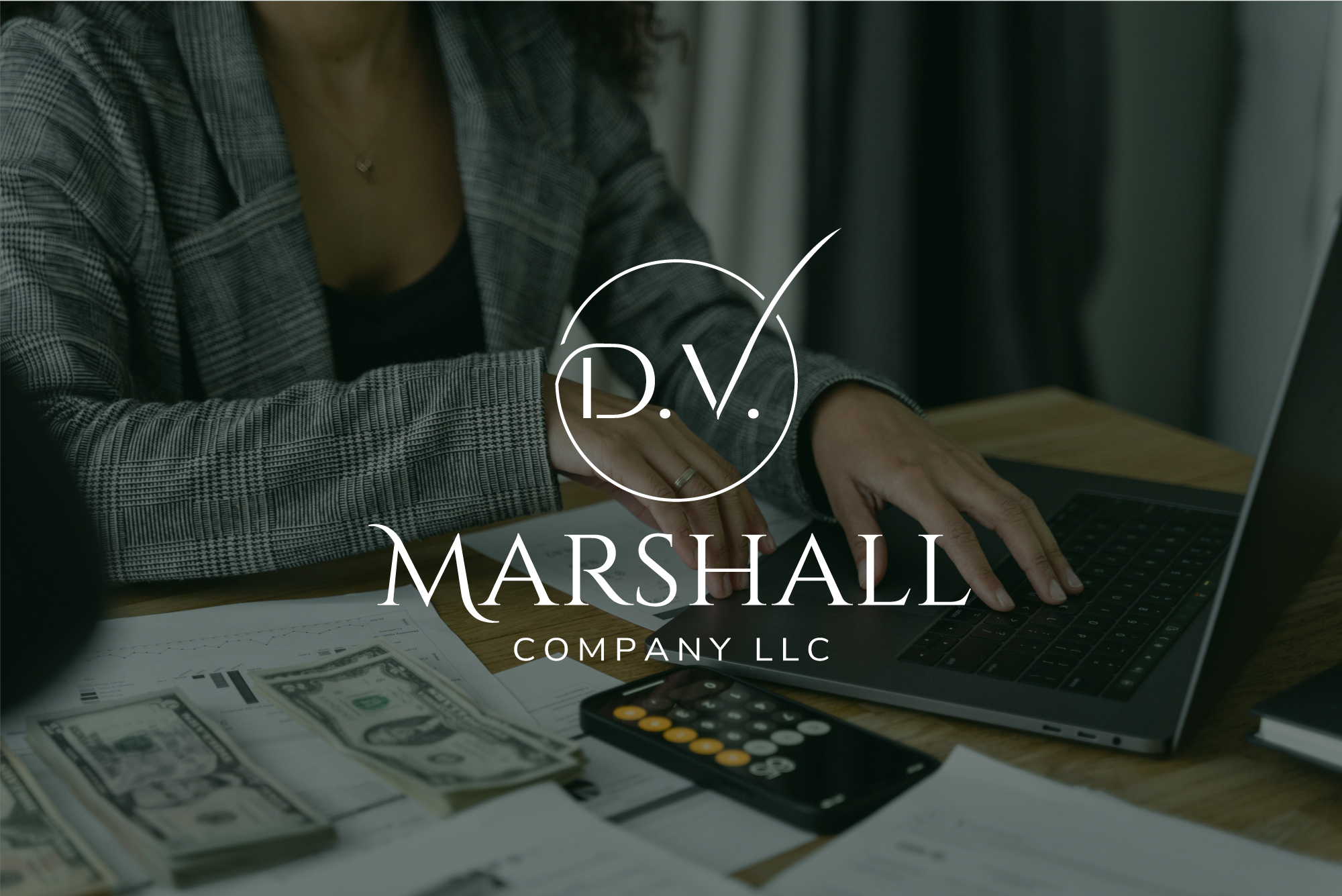 Design de Logo par zeykan pour D.V. Marshall Company LLC | Design #33505064