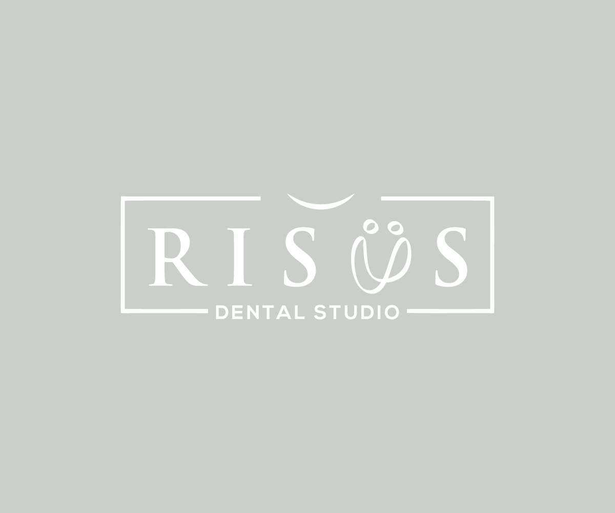 Design de Logo par Nadim_art pour Risus Dental Studio | Design #36931164