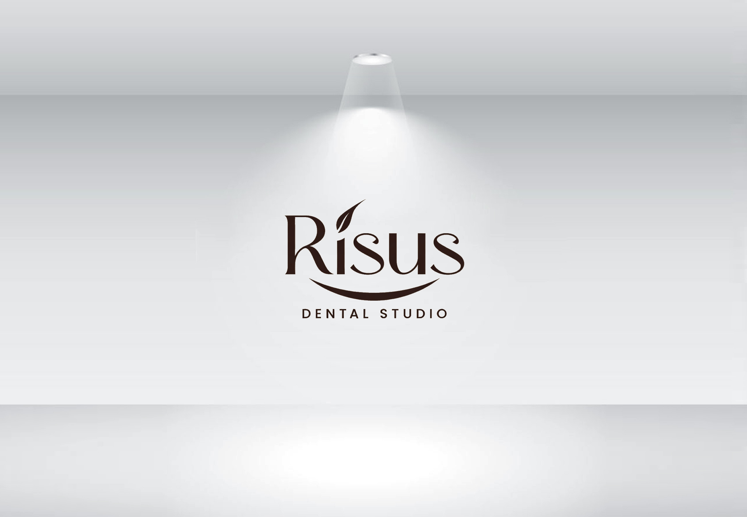 Design de Logo par Nova Creative Designs pour Risus Dental Studio | Design #36910155