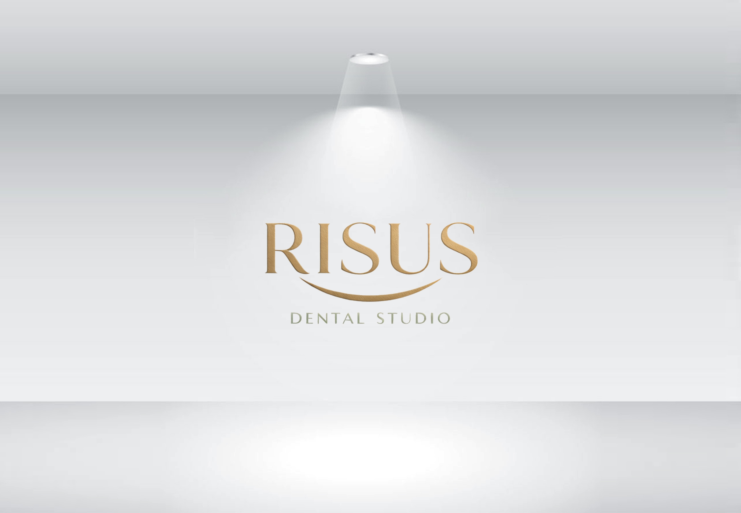 Design de Logo par Nova Creative Designs pour Risus Dental Studio | Design #36910156