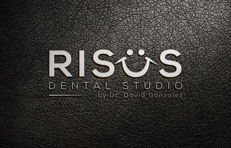 Diseño de Logo por luxydesign para Risus Dental Studio | Diseño #36909245