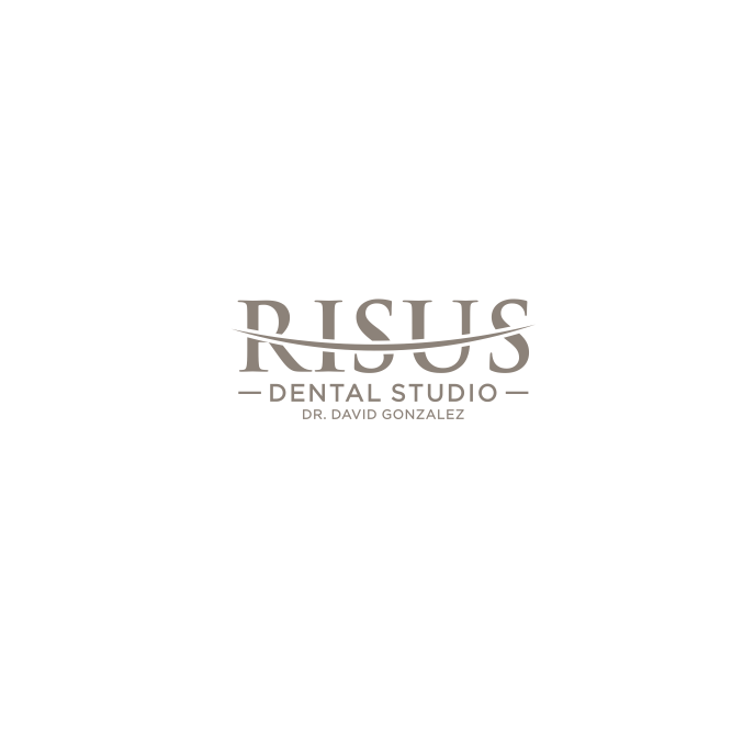 Design de Logo par ni9 pour Risus Dental Studio | Design #36933076