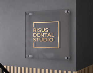 Design de Logo par Jubaidur Creative Designer pour Risus Dental Studio | Design : #36910221