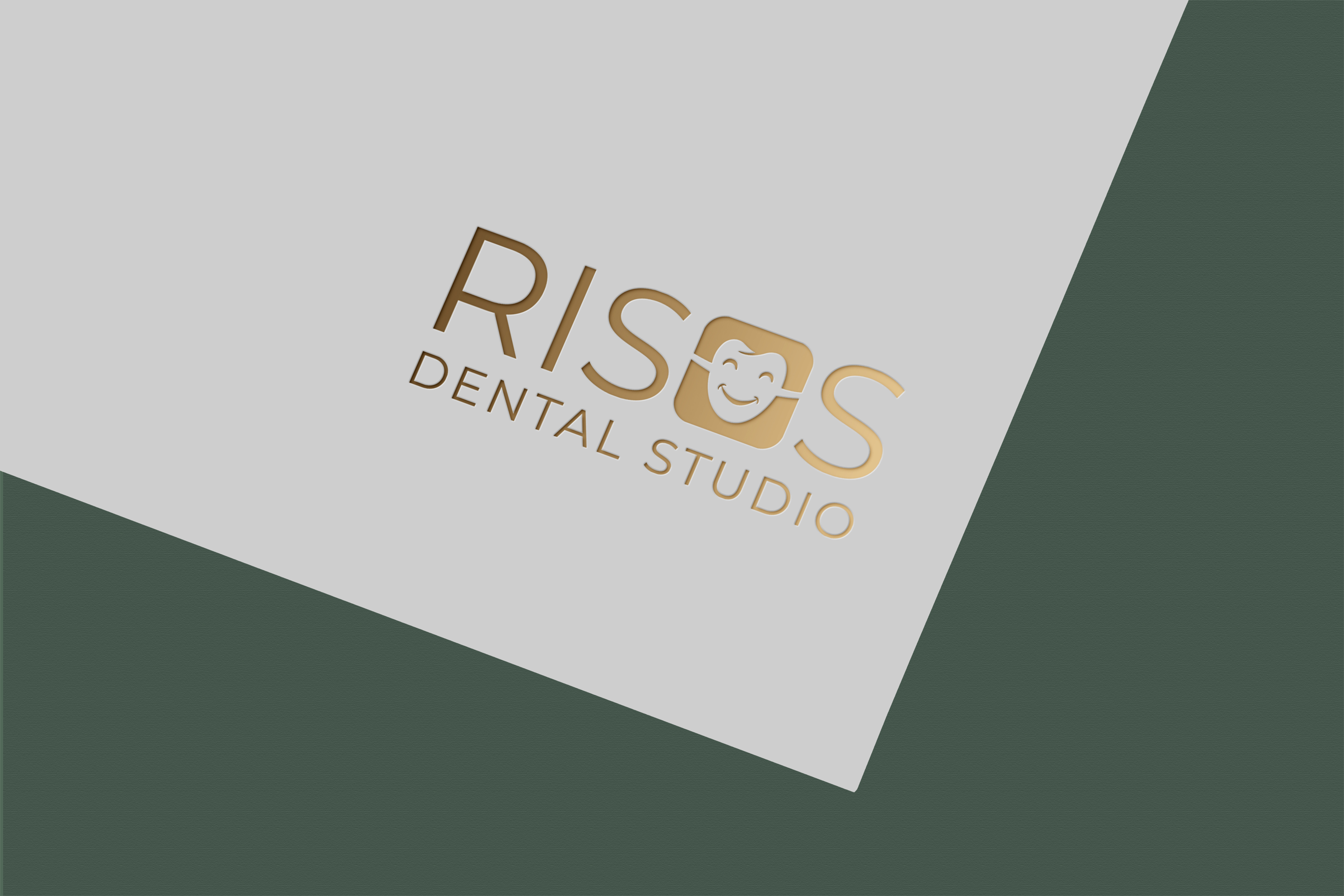 Design de Logo par Jubaidur Creative Designer pour Risus Dental Studio | Design #36910222