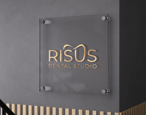 Design de Logo par Jubaidur Creative Designer pour Risus Dental Studio | Design : #36910223