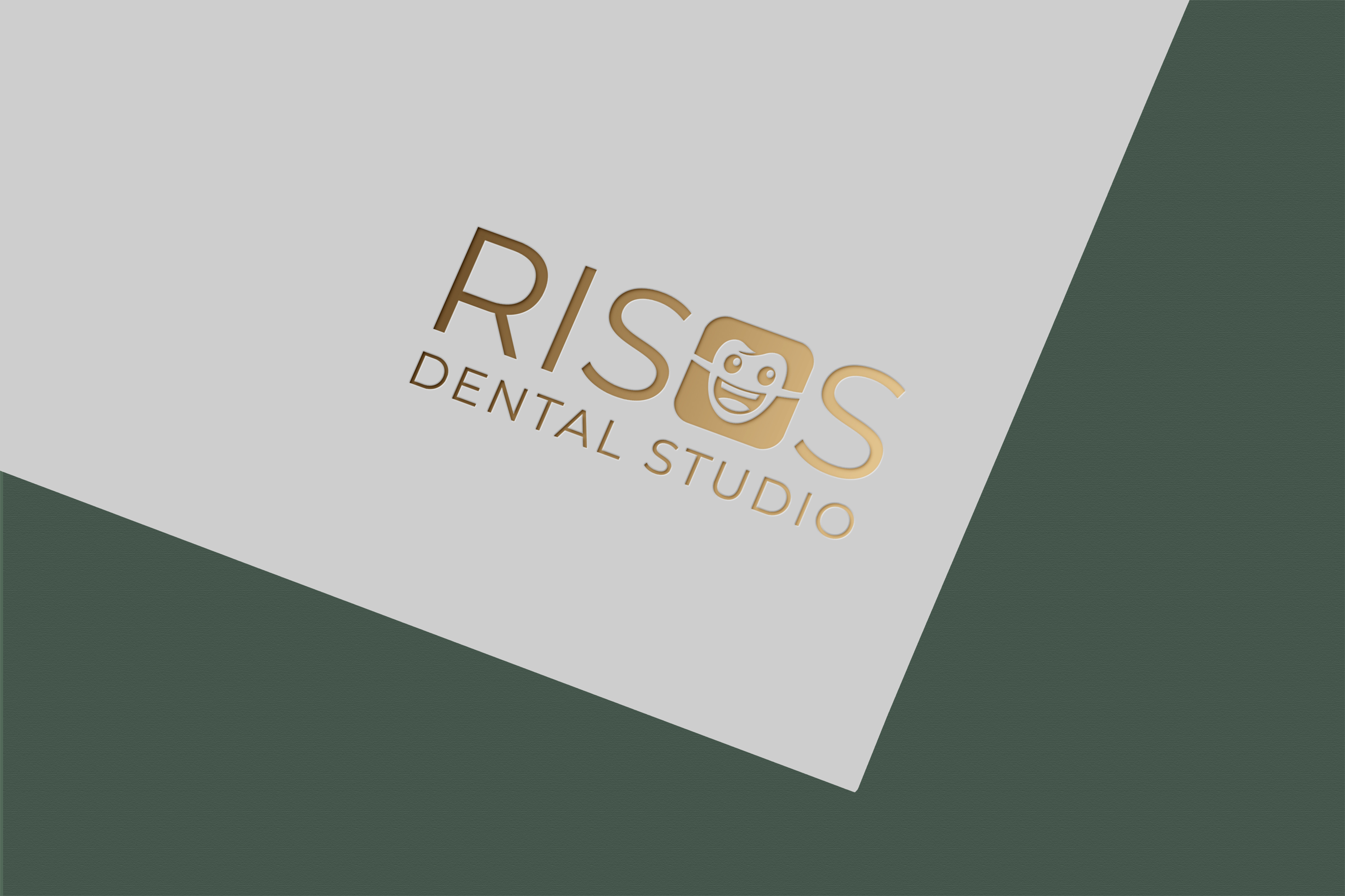 Design de Logo par Jubaidur Creative Designer pour Risus Dental Studio | Design #36910224