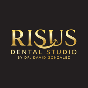 Design de Logo par ahmeddesigner123 pour Risus Dental Studio | Design : #36909642