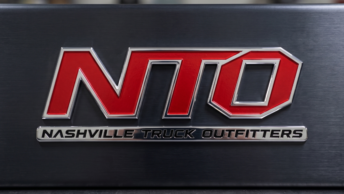 Logo-Design von Tube light für Nashville Truck Outfitters | Design #37499190
